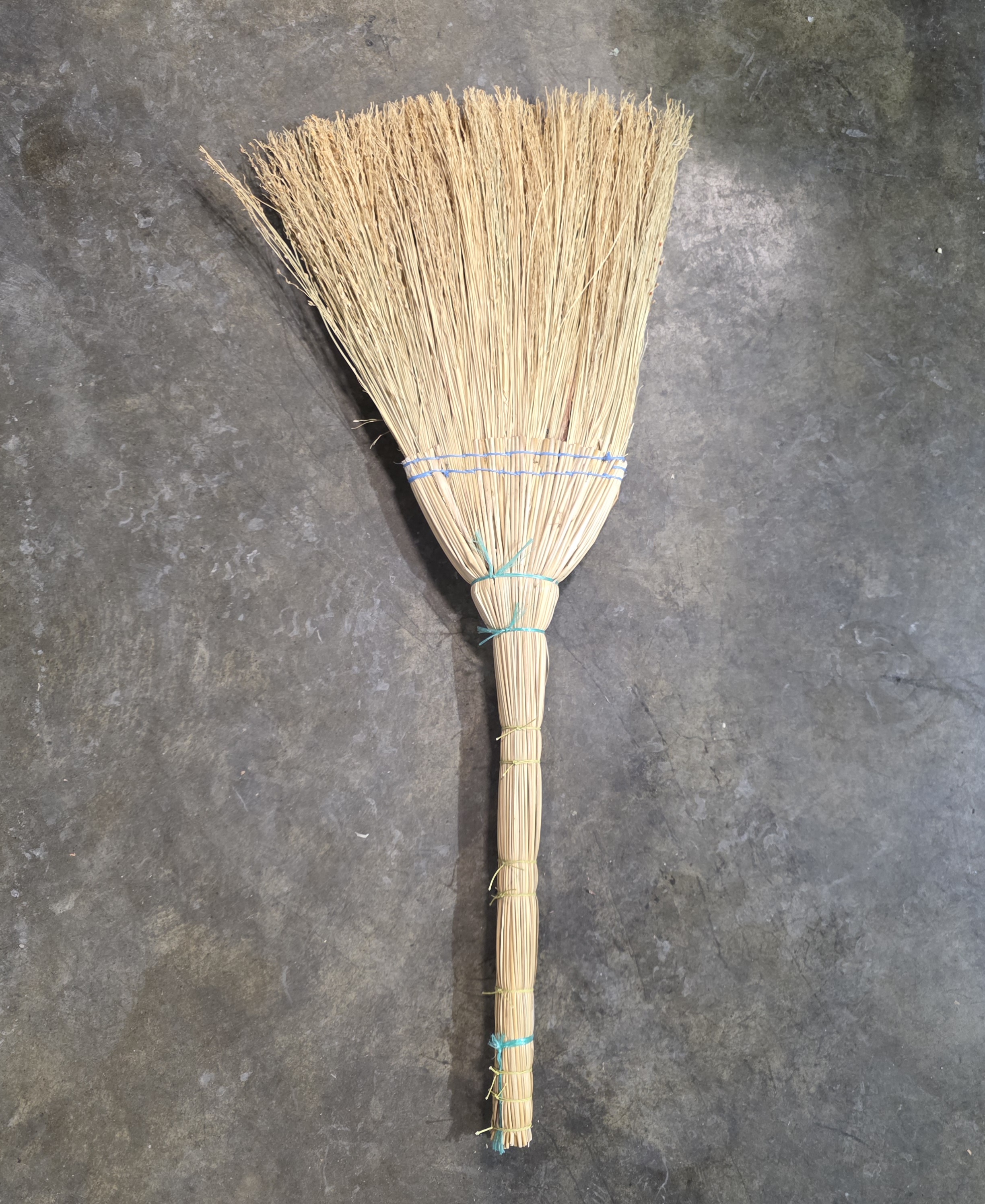 BROOM STRAW COARSE LONG  HANDLE 